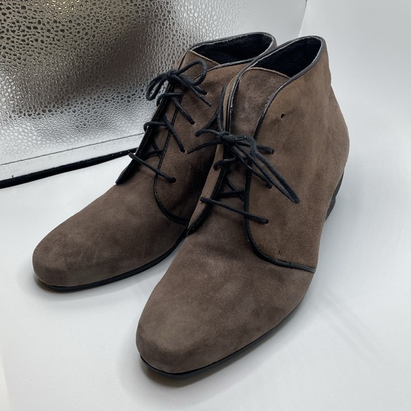 Munro Kara Bootie Wedge Taupe Suede Lace Up Shock Absorb Outsoles Women Size - Picture 2 of 12